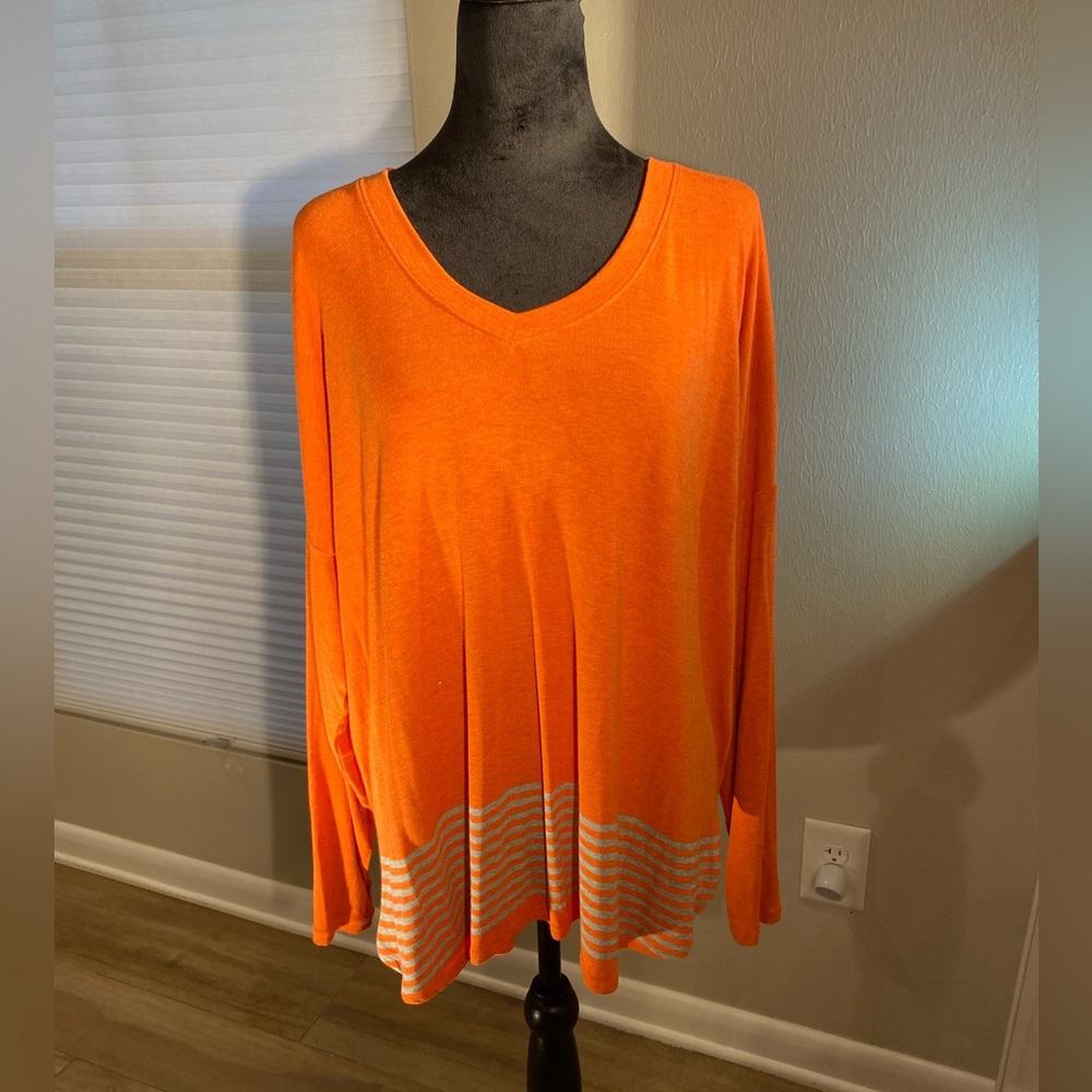 CAbi 4190 Hangout Tee Size Large Orange and Gray